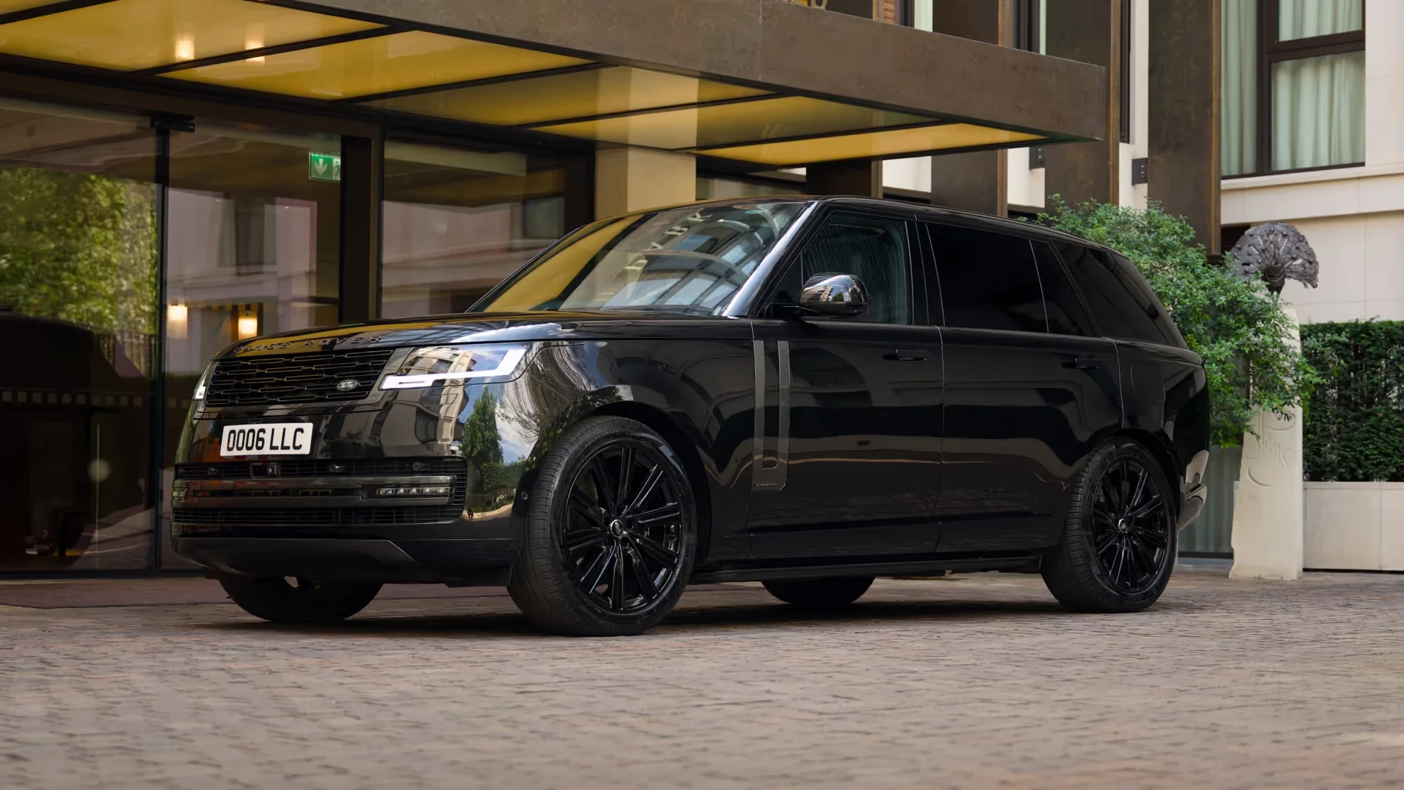 Black Range Rover outside a London hotel